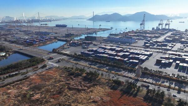 광양 철강업계가 미국에 이은 유럽연합(EU)의 수입 철강에 대한 고율 관세 조치로 직격탄을 맞게 되면서 지역경제에 비상이 걸렸다. 사진은 광양항 전경. 광양시 제공