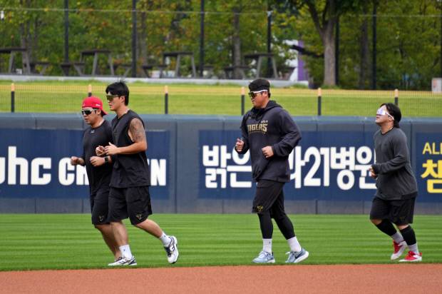 KIA 타이거즈의 김선빈(오른쪽부터), 한준수, 박민이 12일 챔피언스필드에서 박정욱 트레이닝 코치와 러닝을 하고 있다.
