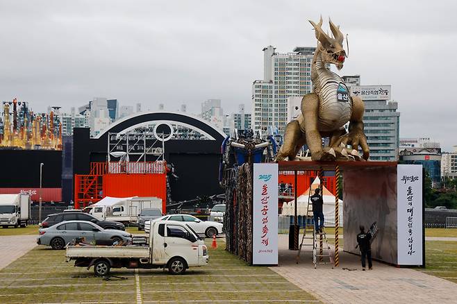 '2025 울산공업축제'를 앞두고 있는 13일 울산 태화강국가정원 남구 둔치에서 관계자들이 막바지 준비를 하고 있다. 최지원 기자