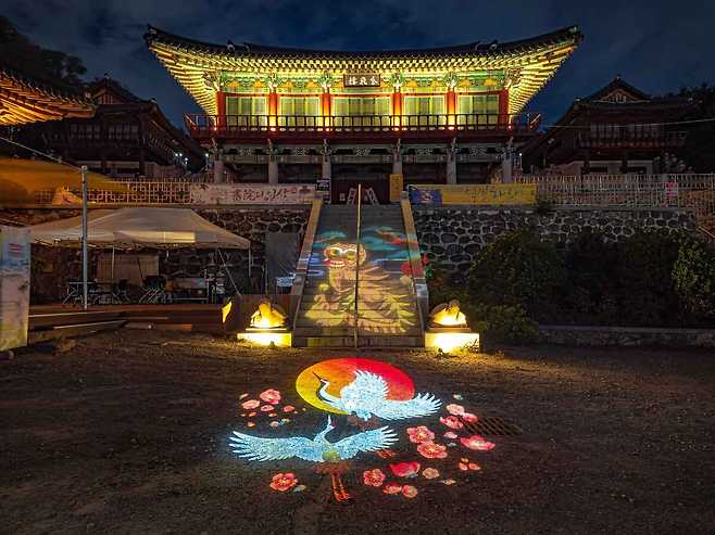 미디어파사드가 열리는 구암서원 야경.