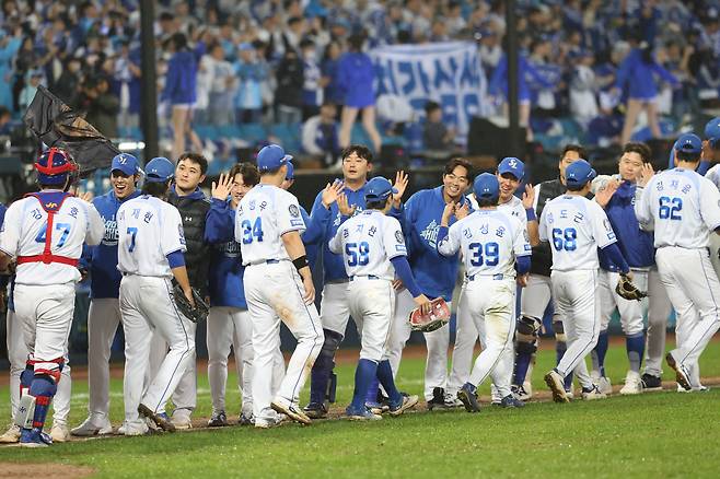 삼성라이온즈 선수들이 13일 대구 삼성라이온즈파크에서 열린 준플레이오프 3차전에서 SSG에 승리한 뒤 하이 파이브를 하고 있다. /삼성라이온즈 제공