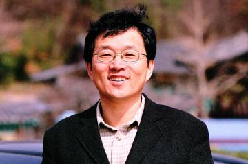 번역가의 서재 강사로 참여하는 정영목 교수. 부산문화회관 제공