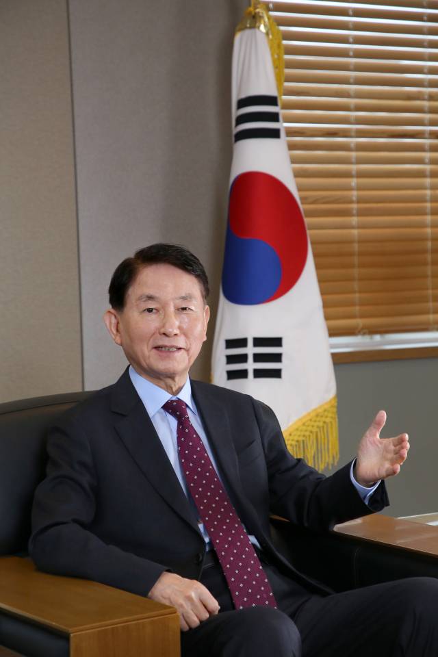 이종근 경성대 총장이 최근 <부산일보> 취재진과 인터뷰하고 있다. 경성대는 올해 부산에서 유일하게 교육부의 글로컬대학30에 지정됐다. 이상배 기자 sangbae@busan.com