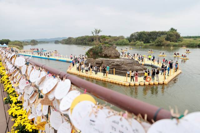 지난 9일부터 12일까지 경남 의령군에서 열린 ‘리치리치페스티벌’에 방문한 시민들이 부자 기운을 느낄 수 있다는 솥바위를 둘러보고 있다. 의령군 제공