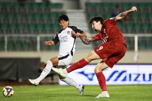 부산아이파크의 공격수 곤잘로(오른쪽)가 지난달 21일 부산 구덕운동장에서 열린 전남 드래곤즈와의 경기에서 슛을 날리고 있다. 부산아이파크 제공