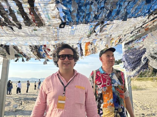 ‘아무것도 아닌 것에서 무언가를 만들기’(2025)를 선보인 마티아스 케슬러 & 아멧 치벨렉. 김은영 기자 key66@