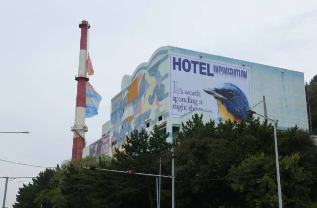 구 다대소각장에 설치된 ‘라울 발히, 부산의 온도 깃발’과 ‘조형섭, 장기 초현실’. 정종회 기자 jjh@