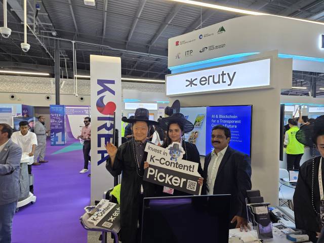 두바이 ‘익스팬드 노스 스타’에서 이루티 박상일(왼쪽) 부대표가 사진을 찍고 있다.