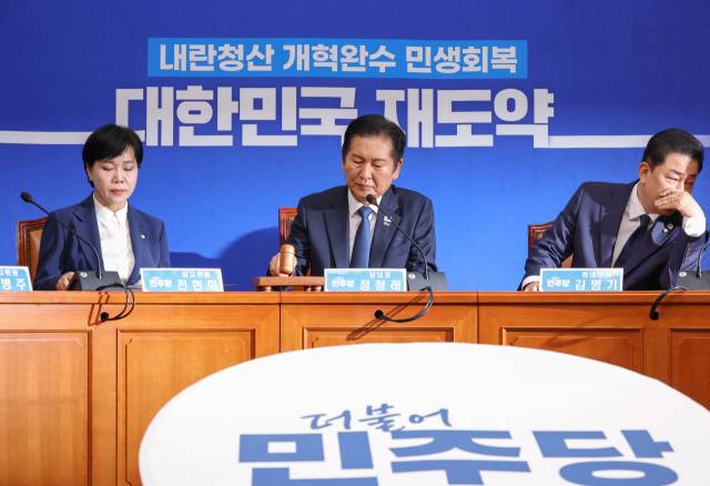 더불어민주당 정청래 대표가 13일 서울 여의도 국회에서 열린 최고위원회의에서 의사봉을 두드리고 있다. 연합뉴스