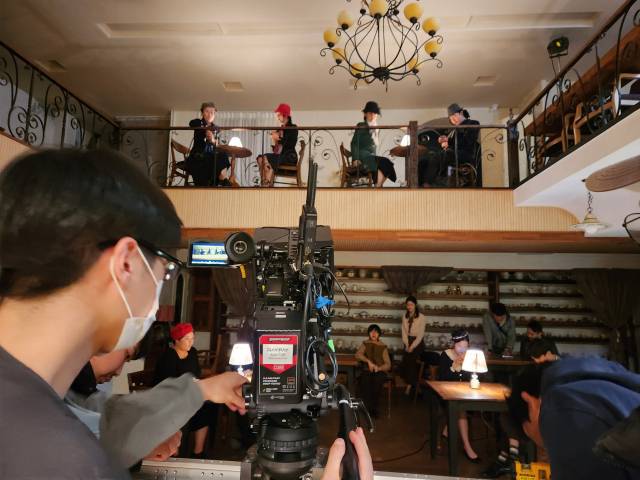진주시에 있는 한 카페를 개조해 만든 세트장에서 영화 ‘경성유랑극단’의 촬영이 진행되고 있다./박진용 감독/
