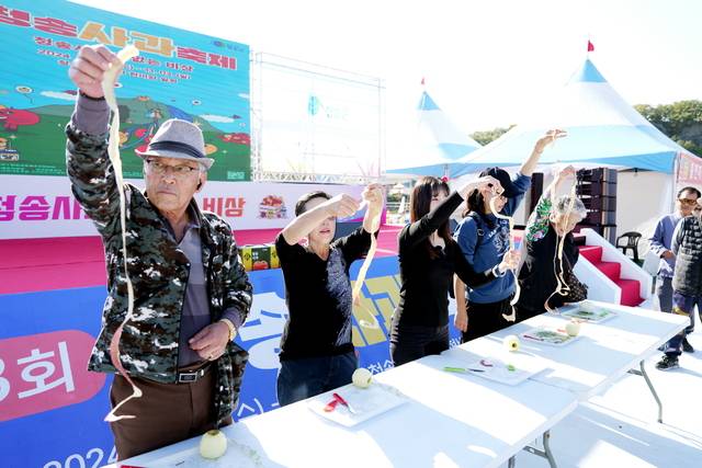 지난해 청송사과축제 사과올림픽 3종 경기 장면. 청송군 제공