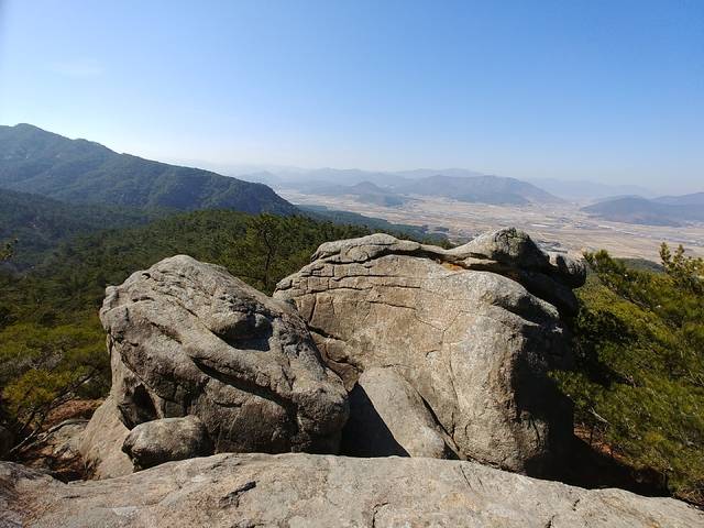경주 남산의 해목령에 게눈처럼 툭 불거져 시가지 전지역을 한 눈에 살필 수 있는 곳의 게눈바위.