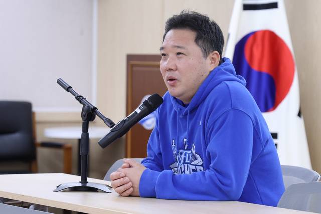 13일 대구 삼성라이온즈파크에서 열릴 예정인 삼성과 SSG 랜더스의 2025 신한 쏠뱅크 KBO 포스트시즌 준플레이오프(5전 3선승제) 3차전에 앞서 기자회견을 가지는 박진만 삼성 라이온즈 감독. 삼성 제공