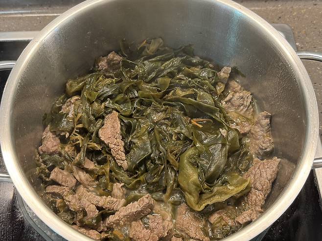 냄비에 미역과 소고기 담긴 모습