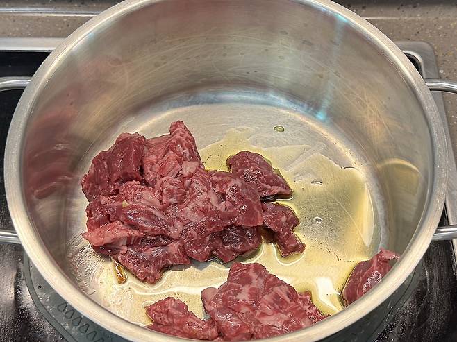 냄비에 볶아지는 소고기