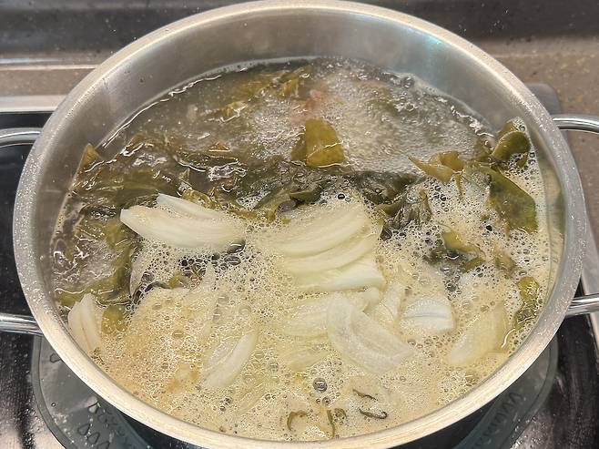 끓고 있는 미역국