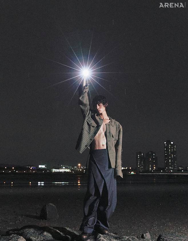 선 블리츠드 카라리스 트위드 재킷 178만원·더블 프런트 팬츠 68만원 모두 지용킴, 레이스업 더비 슈즈 36만8000원 캠퍼 제품.