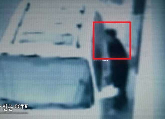 SBS 그것이 알고싶다가 공개한 사건 당시 CCTV에 잡힌 김근식의 모습. (사진=유튜브 캡처)