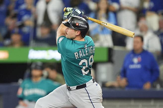 시애틀 매리너스의 칼 롤리가 동점 솔로홈런을 터뜨리고 있다. 사진=AFPBBNews