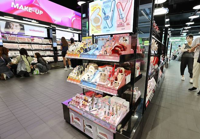 서울의 한 화장품 매장에서 외국인들이 화장품을 고르고 있다. (사진=연합뉴스)