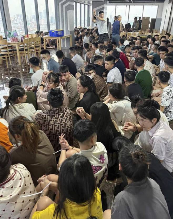 캄보디아 프놈펜 남서부 시하누크빌 주 한 건물에서 경찰에 체포된 보이스피싱 조직원들, 캄보디아 국영통신사APK가 공개했다. (사진=APK)