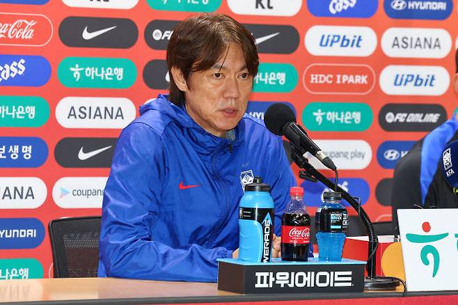 대한민국 축구 국가대표팀 홍명보 감독이 파라과이와의 평가전을 하루 앞둔 13일 경기도 고양시 고양종합운동장에서 열린 공식기자회견에서 발언하고 있다. 사진=연합뉴스