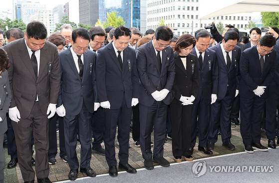 국민의힘 장동혁 대표, 송언석 원내대표 등 의원들이 13일 서울 여의도 국회 정문 인근에 민중기 특별검사팀의 소환 조사를 받은 뒤 숨진 채 발견된 경기 양평군 공무원 A씨를 추모하기 위해 설치한 분향소에서 묵념하고 있다. 〈사진=연합뉴스〉