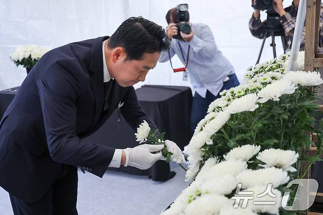 장동혁 국민의힘 대표가 13일 서울 여의도 국회에서 의원총회를 마친 뒤 김건희 특검 조사를 받던 중 숨진 양평군청 공무원 분향소를 찾아 헌화하고 있다. 2025.10.13/뉴스1 ⓒ News1 안은나 기자