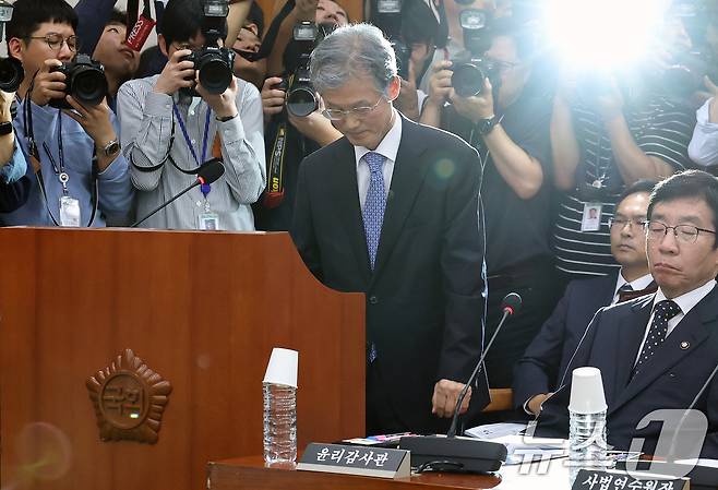 조희대 대법원장이 13일 서울 여의도 국회에서 열린 법제사법위원회의 대법원 등에 대한 국정감사에 출석해 인사말을 하기 전 인사를 하고 있다. 2025.10.13/뉴스1 ⓒ News1 유승관 기자