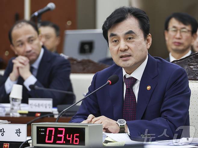 이재명 정부 첫 국정감사가 시작된 13일 오전 서울 용산구 국방부 청사에서 열린 2025 국방부 국정감사에서 안규백 국방부 장관이 의원 질의에 답하고 있다. 2025.10.13/뉴스1 ⓒ News1 국회사진기자단