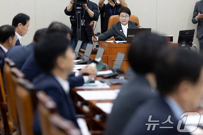 25일 서울 여의도 국회에서 열린 제429회국회(정기회) 기획재정위원회 제2차 전체회의에서 임이자 위원장이 의사봉을 두드리고 있다. 2025.9.25/뉴스1 ⓒ News1 이승배 기자