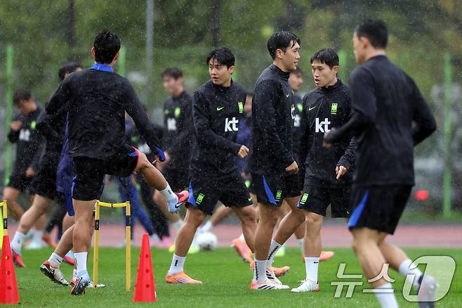 이동경 등 대한민국 남자 축구 국가대표팀 선수들이 13일 오후 경기도 고양시 일산서구 고양종합운동장 보조구장에서 훈련을 하고 있다. 축구대표팀은 오는 14일 오후 8시 서울월드컵경기장에서 파라과이와 평가전을 치른다. 2025.10.13/뉴스1 ⓒ News1 황기선 기자