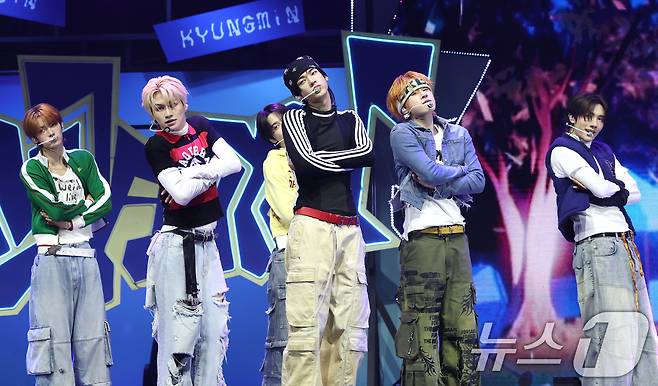 그룹 투어스(TWS)가 13일 서울 광진구 예스24 라이브홀에서 가진 미니 4집 '플레이 하드(play hard)' 발매 쇼케이스에서 타이틀 곡 ‘OVERDRIVE’를 선보이고 있다. 2025.10.13/뉴스1 ⓒ News1 권현진 기자