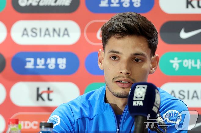파라과이 남자 축구 국가대표팀 다미안 보바디야가 13일 오후 경기도 고양시 일산서구 고양종합운동장 기자회견실에서 인터뷰를 하고 있다. 대한민국 축구대표팀은 오는 14일 오후 8시 서울월드컵경기장에서 파라과이와 평가전을 치른다. 2025.10.13/뉴스1 ⓒ News1 황기선 기자
