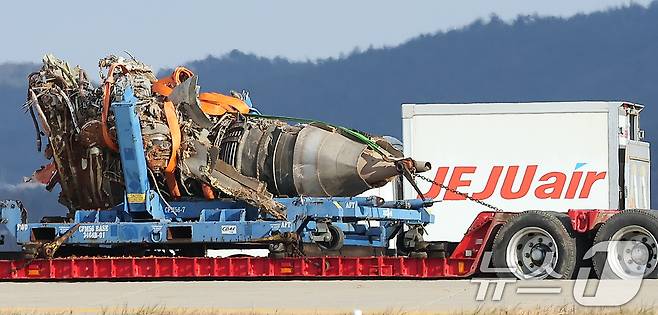무안국제공항 참사 현장에서 로컬라이저(방위각시설) 둔덕에 파묻힌 제주항공 7C2216편의 엔진이 실린 트럭이 이동하고 있다. 2025.1.4/뉴스1 ⓒ News1 김진환 기자