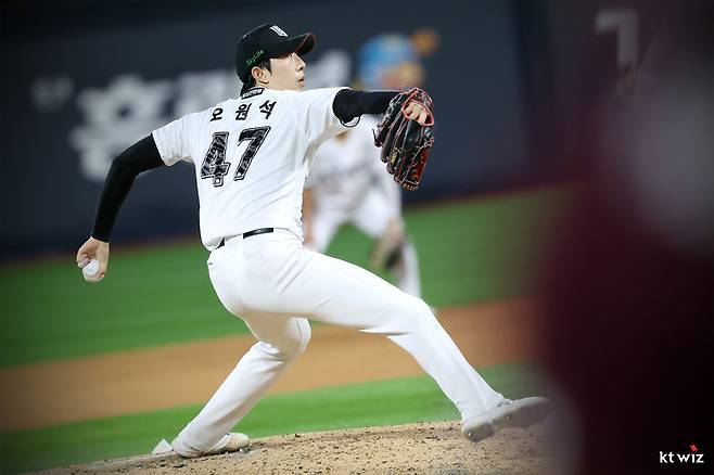 KT 오원석이 수원케이티위즈파크에서 열린 2025 KBO리그 키움전에서 선발로 등판해 힘차게 공을 던지고 있다. 사진 | KT 위즈