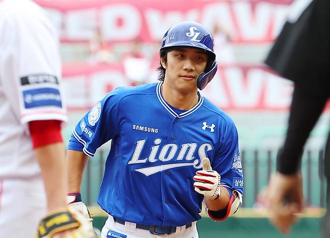 삼성 이재현이 9일 인천 SSG랜더스필드에서 열린 2025 KBO리그 포스트시즌 준PO 1차전 1회초에서 좌월 솔로 홈런을 날리고 그라운드를 돌고 있다. 사진 | 문학=연합뉴스