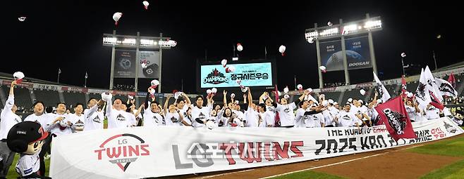 LG 선수단이 1일 서울 잠실구장에서 열린 2025 KBO리그 NC와 경기 후 정규시즌 1위를 확정하고 팬들에 인사를 하고 있다. 잠실 | 최승섭기자 thunder@sportsseoul.com