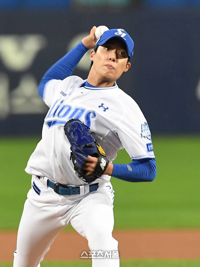 삼성 원태인이 13일 대구삼성라이온즈파크에서 열린 2025 KBO 준플레이오프 3차전 SSG와 경기에 선발 등판해 힘차게 공을 던지고 있다. 대구 | 박진업 기자 upandup@sportsseoul.com