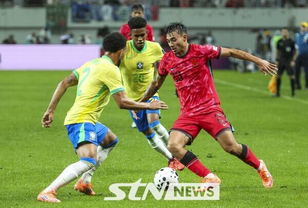 10일 서울 마포구 서울월드컵경기장에서 열린 남자 축구 국가대표 10월 A매치 친선전 대한민국과 브라질의 경기, 옌스 카스트로프가 돌파하고 있다. /사진=뉴시스