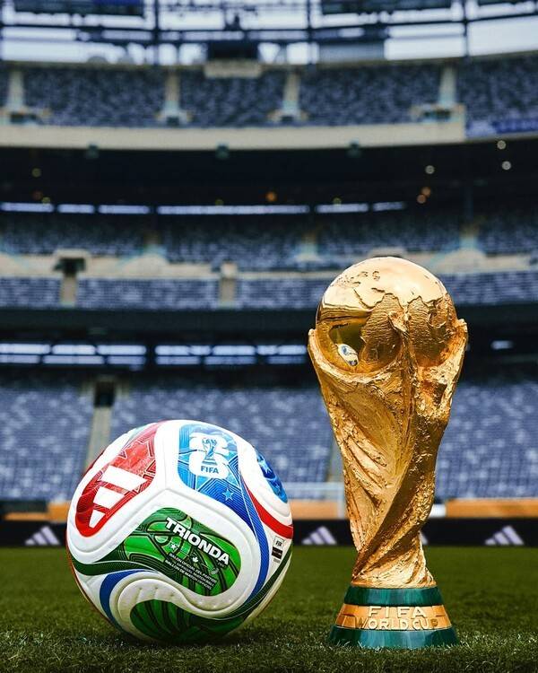 국제축구연맹(FIFA) 2026 북중미 월드컵 공인구 트리온다와 트로피. /사진=국제축구연맹(FIFA)