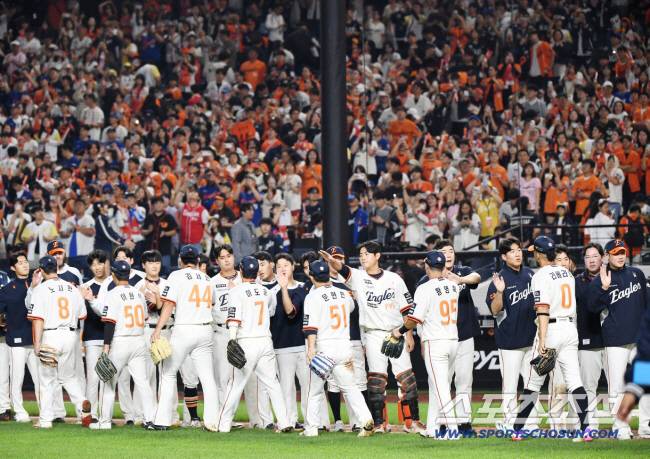 29일 대전 한화생명볼파크에서 열린 LG-한화전. 한화가 7대3으로 승리한 가운데 팬과 선수들이 기뻐하고 있다. 대전=정재근 기자 cjg@sportschosun.com/2025.9.29/