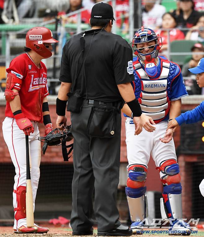 최지훈의 따뜻한 마음에 강민호는 아프지만 미소를 다시 되찾았다.