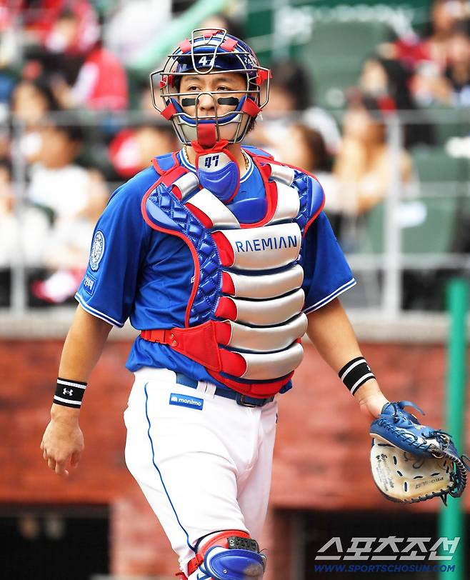 경기 결과를 떠나 통증을 참고 끝까지 안방을 지킨 포수 강민호.