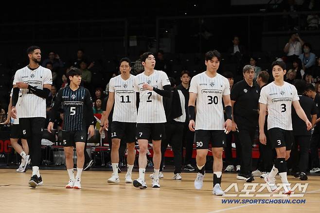 현대캐피탈 선수들이 일본 울프독스 나고야와의 친선경기에서 코트에 나서고 있다. 사진제공=현대캐피탈