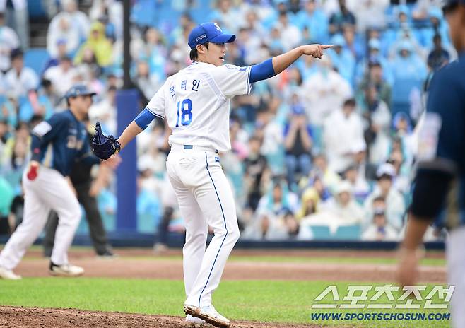 7일 대구 삼성라이온즈파크에서 열린 NC와 삼성의 와일드카드 2차전. 4회초 2사 1, 2루. NC 오영수 체크스윙 가리키는 삼성 원태인. 대구=송정헌 기자songs@sportschosun.com/2025.10.07/