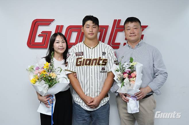 이서준과 부모님. 사진제공=롯데 자이언츠