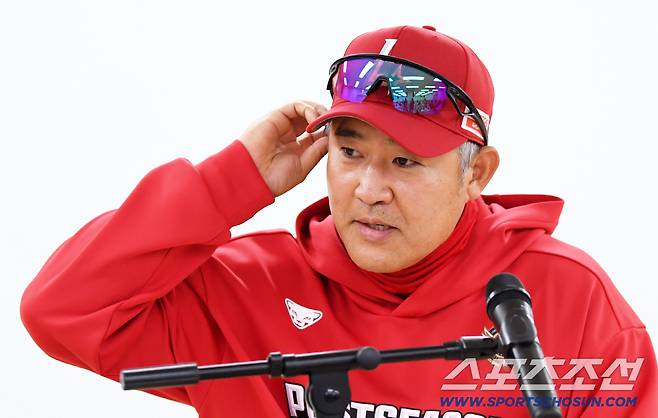 13일 대구 라이온즈파크에서 열린 삼성과 SSG의 준PO 3차전. SSG 이숭용 감독이 감독이 인터뷰를 하고 있다. 대구=박재만 기자 pjm@sportschosun.com/2025.10.13/