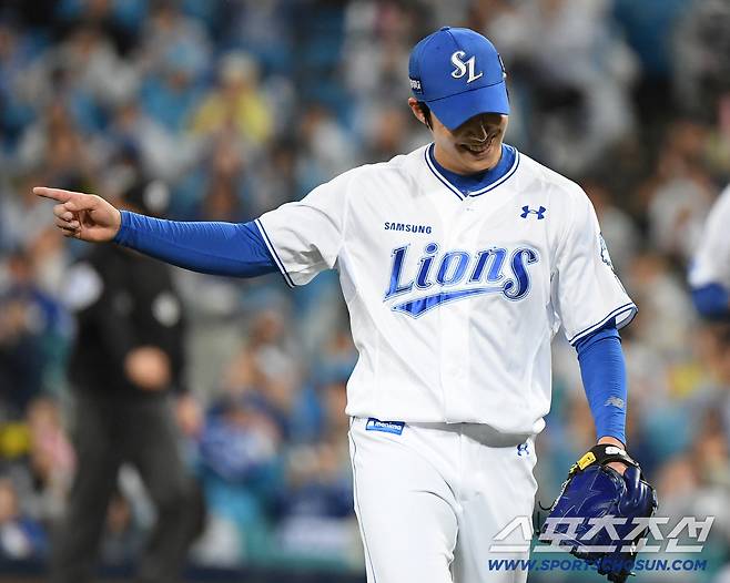 13일 대구 라이온즈파크에서 열린 SSG와 삼성의 준PO 3차전. 2회초 1사 1루 안상현의 직선타를 2루수 류지혁이 재치 있는 플레이로 병살타로 처리했다. 원태인이 기뻐하고 있다. 대구=정재근 기자 cjg@sportschosun.com/2025.10.13/