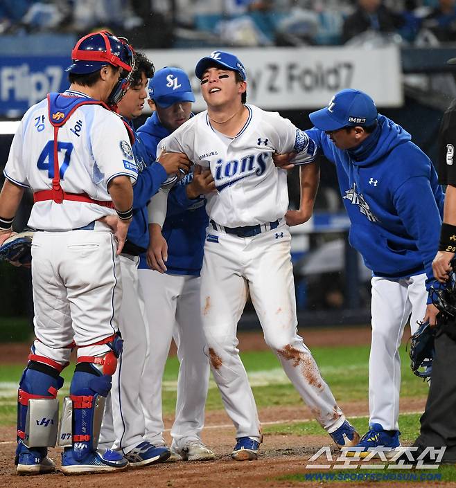 13일 대구 라이온즈파크에서 열린 삼성과 SSG의 준PO 3차전. 8회초 1사 SSG 에레디아 타구를 처리하는 과정에서 부상 당한 삼성 김영웅이 통증을 호소하고 있다. 대구=박재만 기자 pjm@sportschosun.com/2025.10.13/